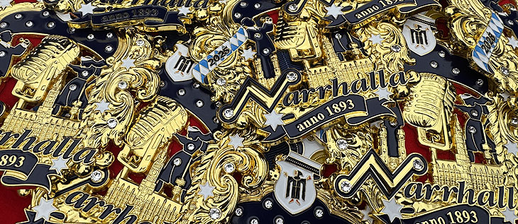 Der neue Jahresorden der Narrhalla wurde vorgestelllt bei der Inthronisation der Narrhalla Prinzenpaare auf dem Rindermarkt am 11.01.2025 (&copy;Foto: Martin Schmitz) 